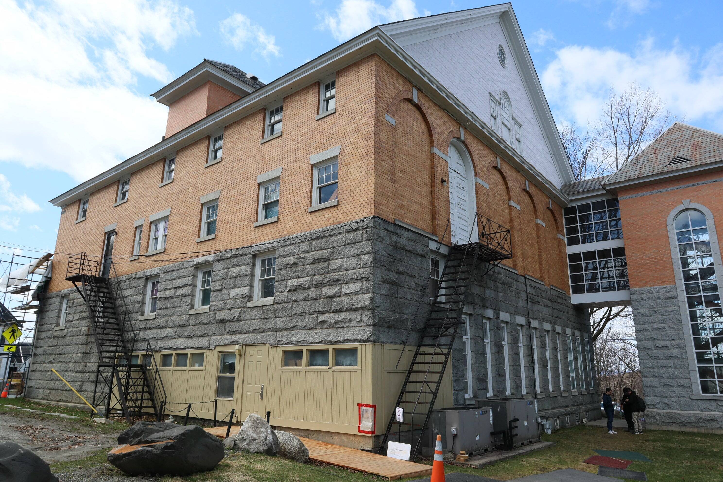 米・カナダ国境線の図書館　分断の影