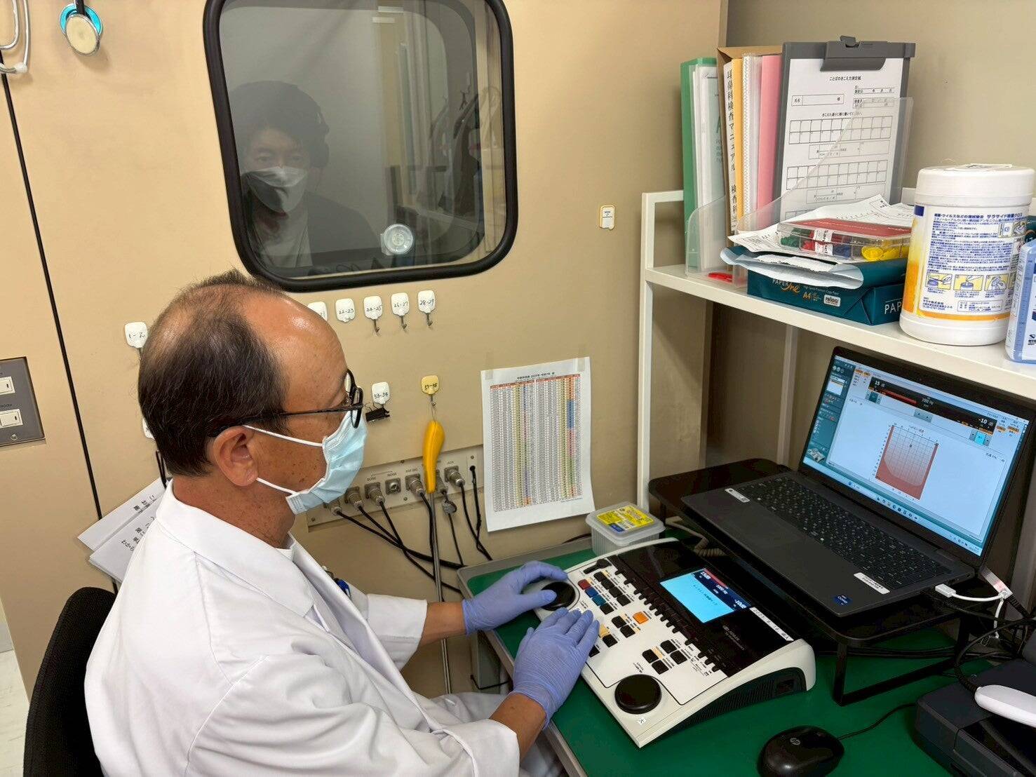イヤホン難聴を防ぐには検査から！「耳・鼻・喉ドック」を体験