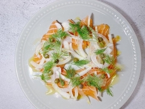 プロ直伝の簡単レシピ「ハーブ香るサーモンカルパッチョ」