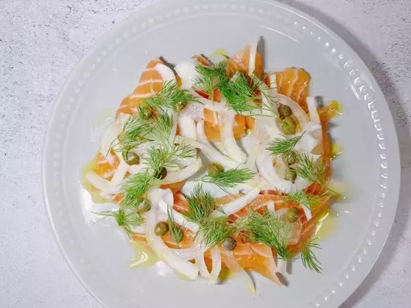 プロ直伝の簡単レシピ「ハーブ香るサーモンカルパッチョ」