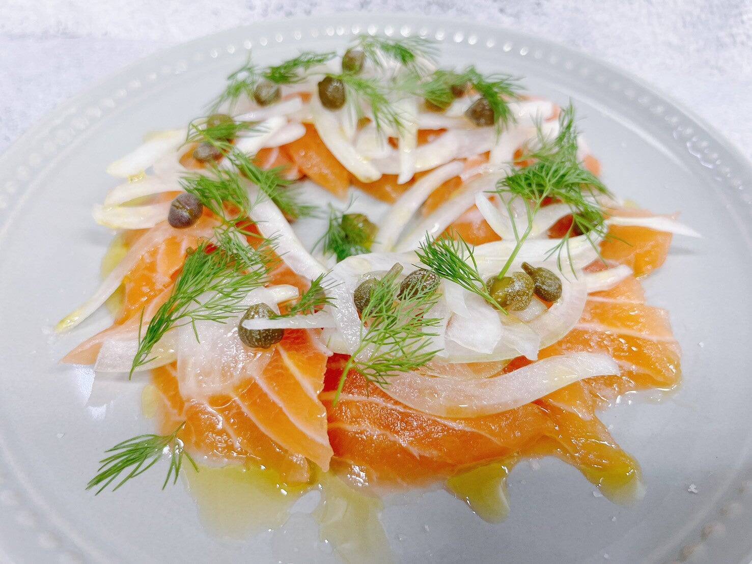 プロ直伝の簡単レシピ「ハーブ香るサーモンカルパッチョ」