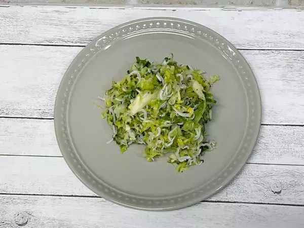 キャベツ、レモン、パセリを使った薬膳サラダで春の体調を管理！