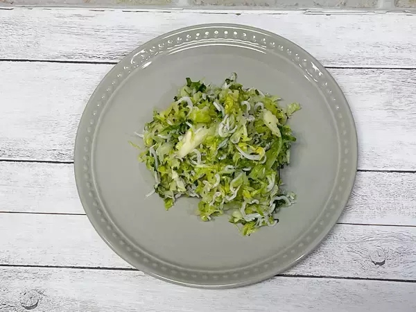 「キャベツ、レモン、パセリを使った薬膳サラダで春の体調を管理！」の画像