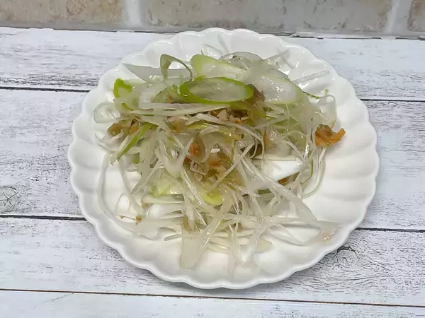 「キャベツ、レモン、パセリを使った薬膳サラダで春の体調を管理！」の画像