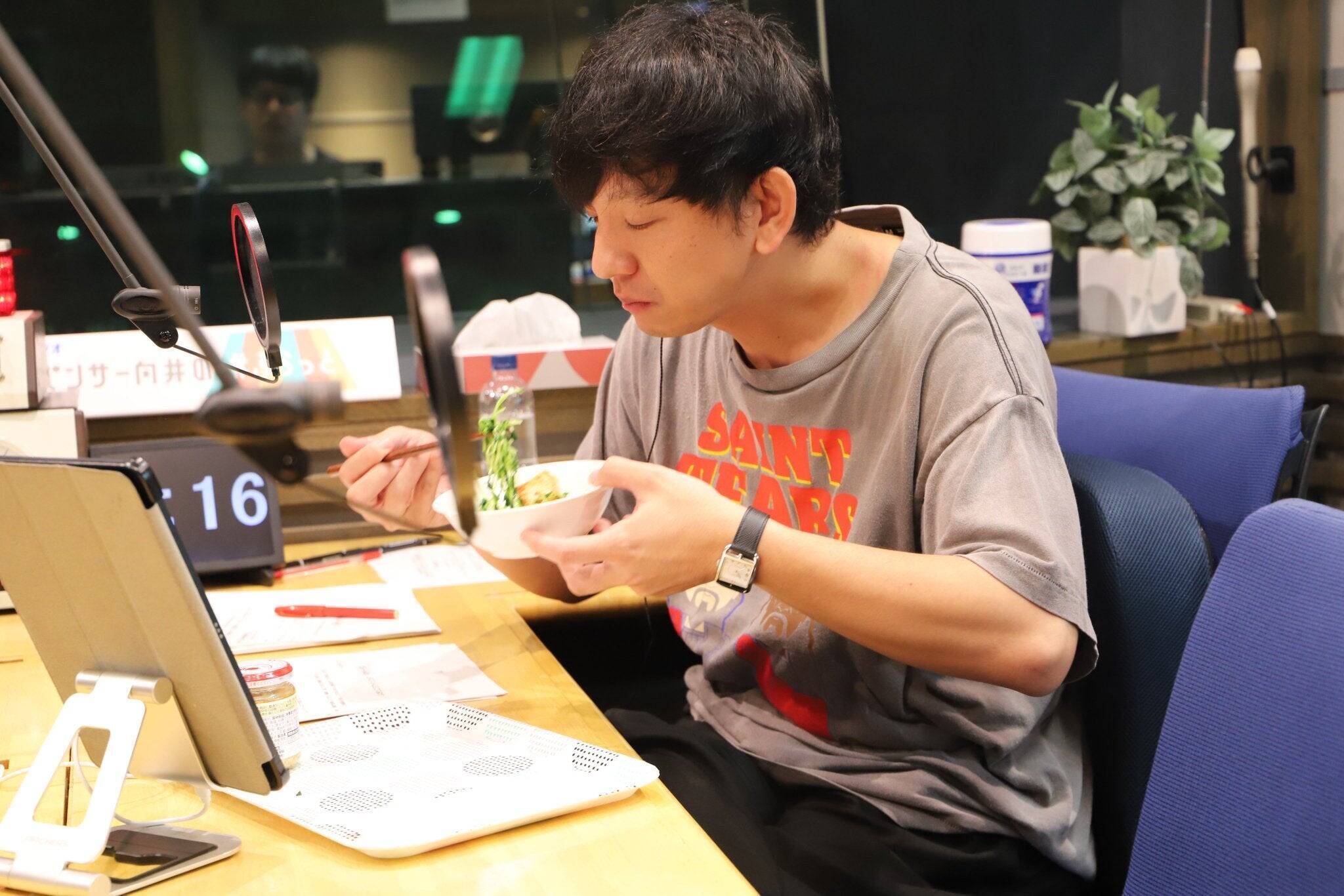 大蒜バターの香りとコクある旨みが食欲そそる！厚揚げと豆苗のにんにくバター炒め