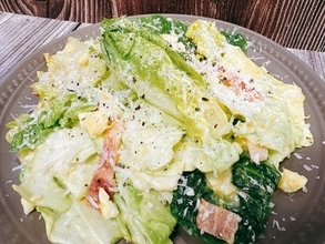 マヨネーズなしでOK！ポーチドエッグで作る「元祖シーザーサラダ」レシピ