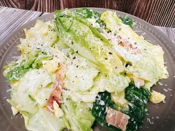 マヨネーズなしでOK！ポーチドエッグで作る「元祖シーザーサラダ」レシピ