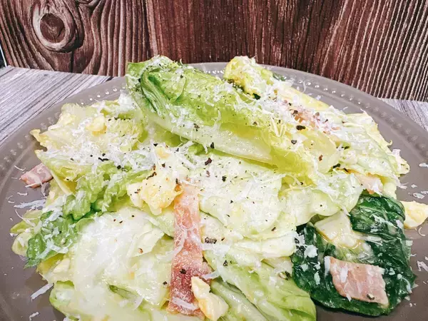 「マヨネーズなしでOK！ポーチドエッグで作る「元祖シーザーサラダ」レシピ」の画像