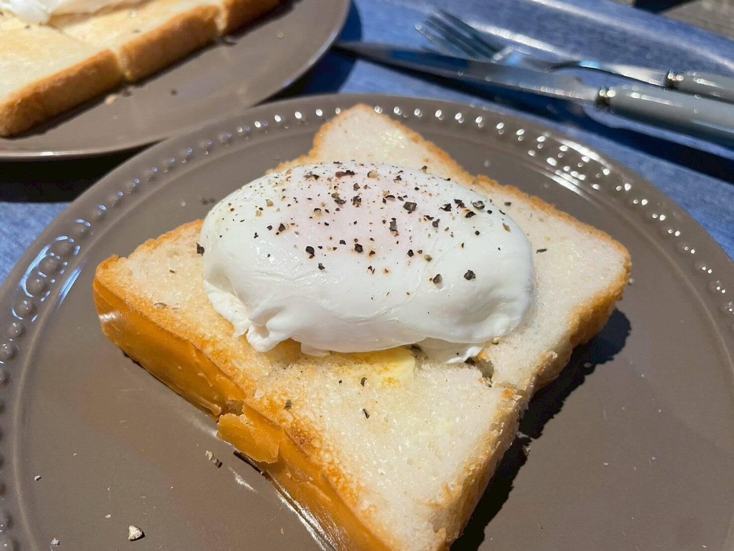 マヨネーズなしでOK！ポーチドエッグで作る「元祖シーザーサラダ」レシピ