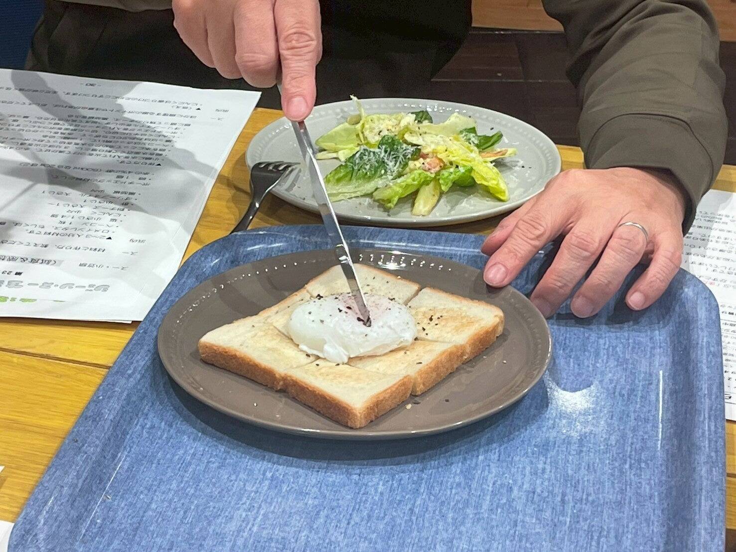 マヨネーズなしでOK！ポーチドエッグで作る「元祖シーザーサラダ」レシピ