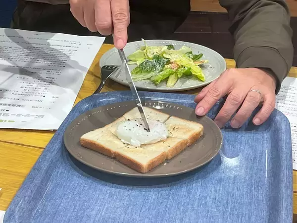 「マヨネーズなしでOK！ポーチドエッグで作る「元祖シーザーサラダ」レシピ」の画像