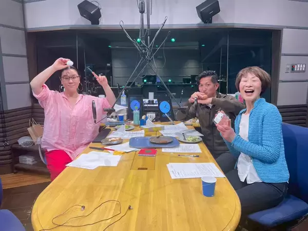 「マヨネーズなしでOK！ポーチドエッグで作る「元祖シーザーサラダ」レシピ」の画像