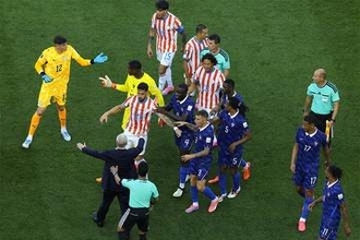 エムバペ巡り乱闘寸前 パラグアイ VAR判定のPK弾に泣きフランスに惜敗 4大会ぶりのベスト8進出ならず【サッカーW杯】