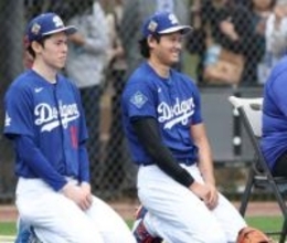 大谷翔平 「良い強度で投げているので順調」ブルペンで27球を投げ込む 山本由伸の投球を佐々木朗希と見学する場面も