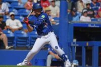 岡本和真 WBC米代表右腕から特大のメジャー初アーチ チームメイトの熱い出迎えに「もっと打ちたいなと」