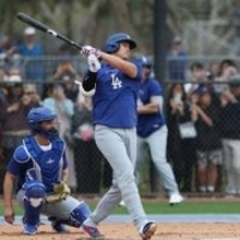 大谷翔平 マイナーリーグ投手から強烈な当たりにファン大歓声 今季実戦形式4打席目で”初安打”
