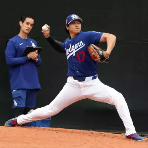 大谷翔平 キャンプ初日にブルペン入りで27球投げ込み WBCでは打者専念の方針も「DHは問題なく出れるので」