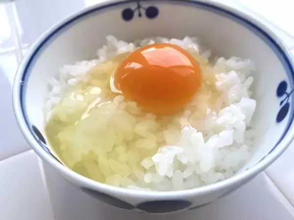 「「幸せを呼ぶ青い卵」って知ってる？アローカナの希少な卵食べてみた【編集部ブログ】」の画像