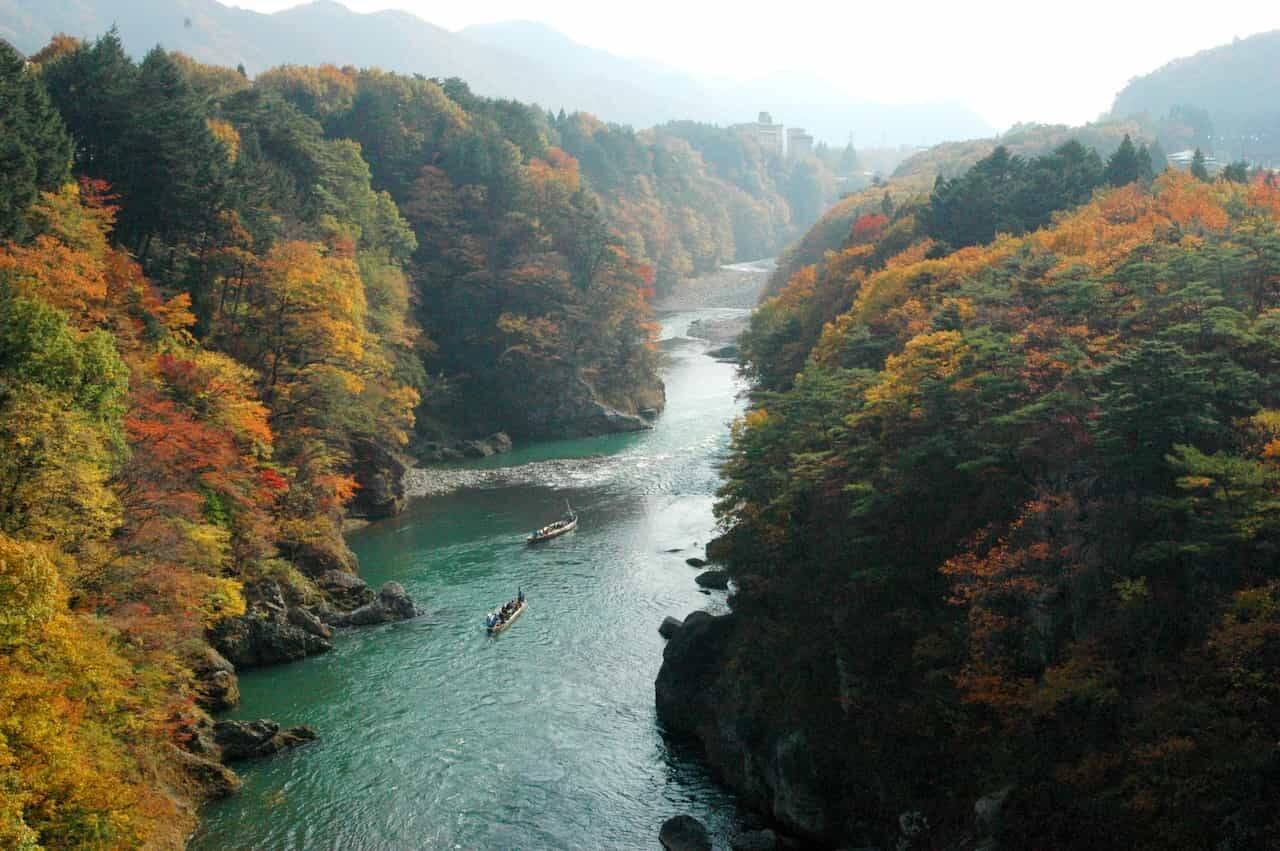 【10月ベストシーズンの国内旅行先】高尾山の紅葉登山・鬼怒川ライン下り・白馬村熱気球体験など今楽しみたいアクティビティ5選