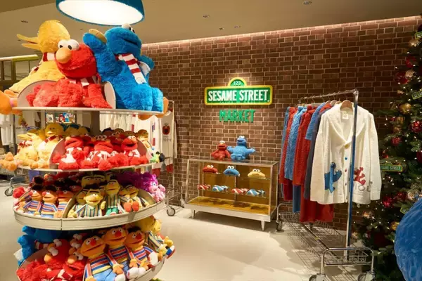 世界で唯一！カフェも楽しめるオフィシャルストア「セサミストリートマーケット」誕生｜池袋サンシャインシティ】