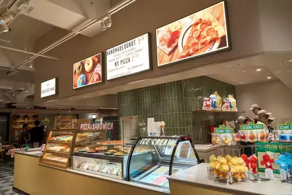 「世界で唯一！カフェも楽しめるオフィシャルストア「セサミストリートマーケット」誕生｜池袋サンシャインシティ】」の画像