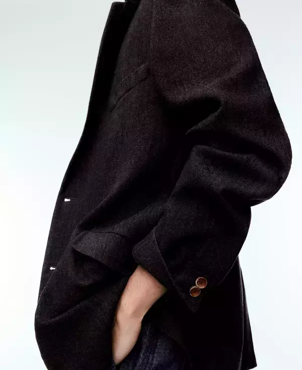 「「シワは受け継がれない。服は受け継がれる。」──スペイン発のファッションブランド、アドルフォ・ドミンゲスの哲学」の画像