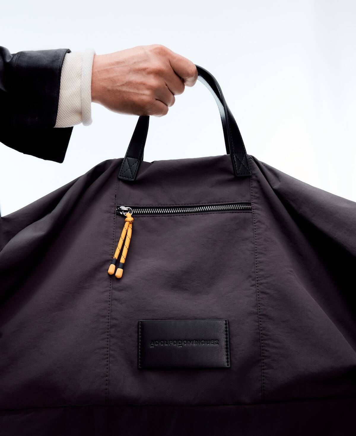 「シワは受け継がれない。服は受け継がれる。」──スペイン発のファッションブランド、アドルフォ・ドミンゲスの哲学