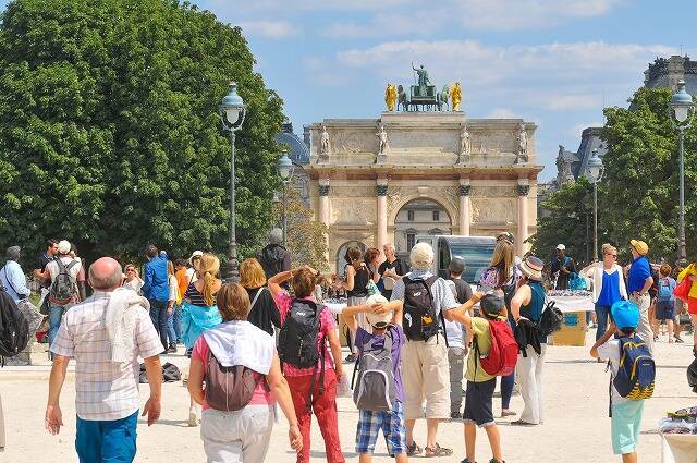 エッフェル塔やルーブル美術館に長蛇の列！観光客が戻りつつあるパリの今