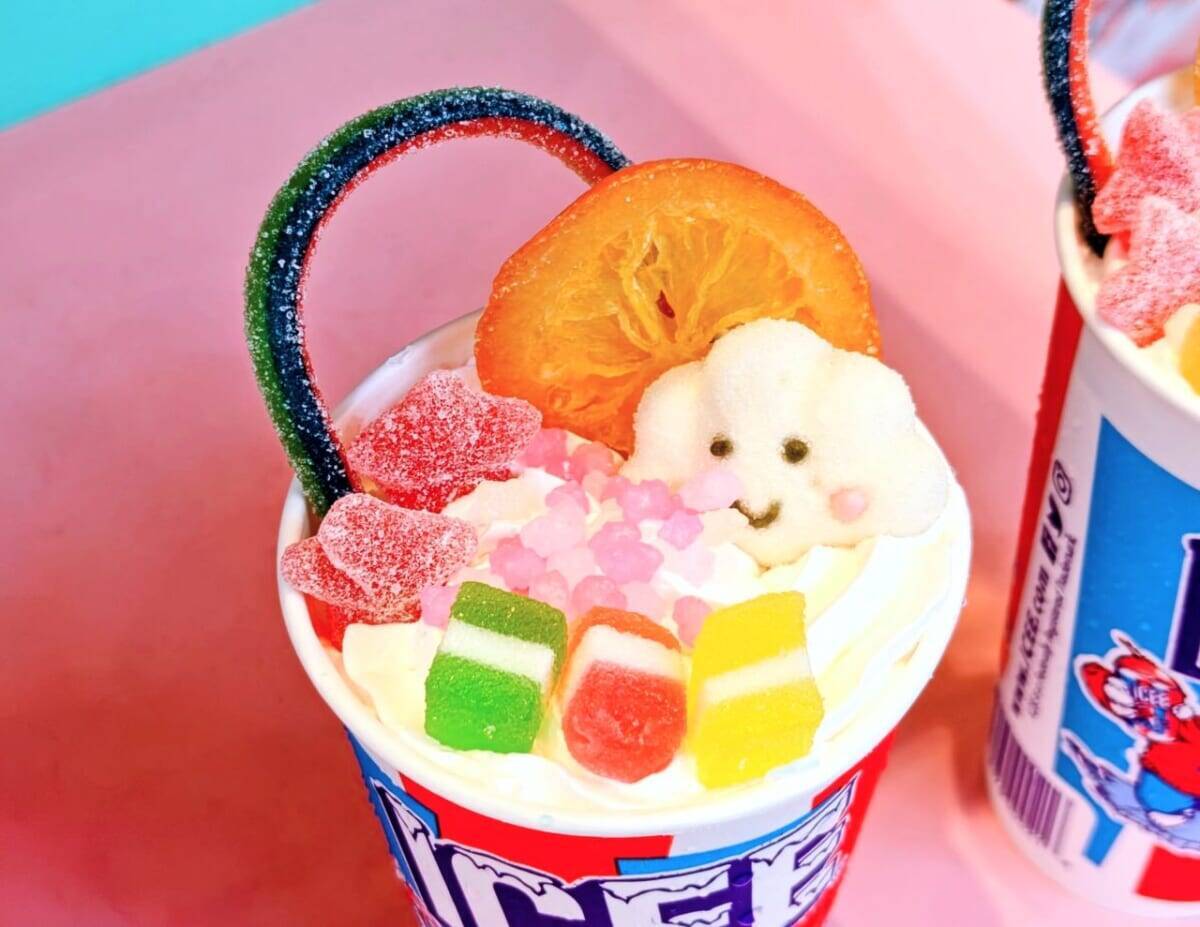 アメリカ発・新感覚炭酸フローズン「ICEE（アイシー）」と「GO☆GO☆CAFE!」が初コラボ！原宿でグミてんこもりのドリンクをチェック