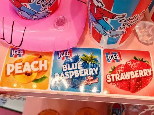 「アメリカ発・新感覚炭酸フローズン「ICEE（アイシー）」と「GO☆GO☆CAFE!」が初コラボ！原宿でグミてんこもりのドリンクをチェック」の画像