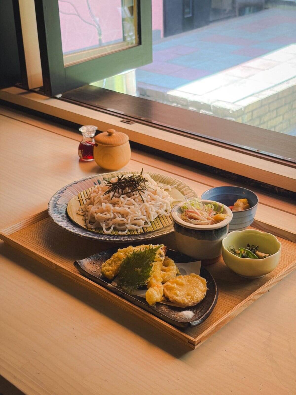 もちもち食感と至高ののどごし！愛知県産小麦×あご出汁の「生ひやむぎ専門店 穂の間」オープン