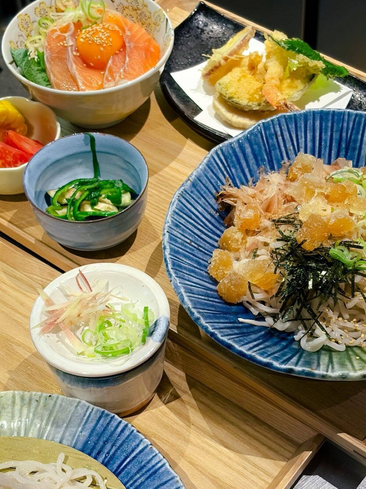 もちもち食感と至高ののどごし！愛知県産小麦×あご出汁の「生ひやむぎ専門店 穂の間」オープン