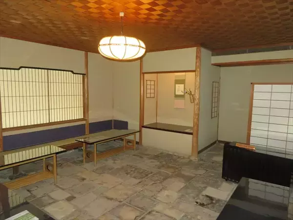 「【和歌山・西之丸庭園で出会う秋の絶景】水面に映る「逆さもみじ」が美しすぎる」の画像