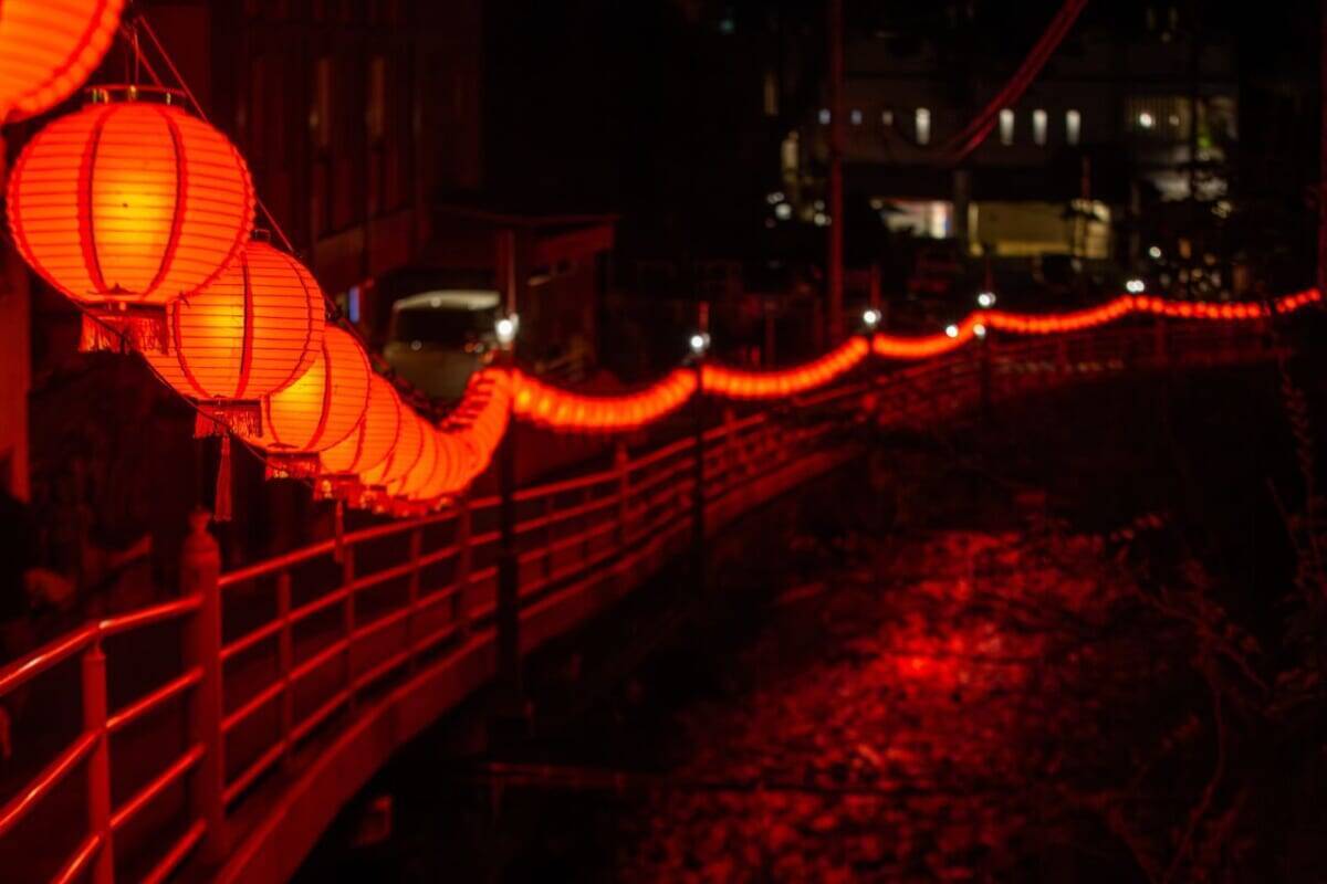 【熱川温泉で「熱川花燈夜市」開催】一夜限りの花柄提灯も！新名所「常設提灯回廊」が誕生