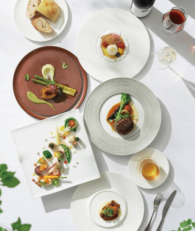 【最新リゾートウエディング事情】海に浮かぶ絶景！ハワイ「ザ・テラス バイ・ザ・シー」の魅力とは？新作ドレスも発表