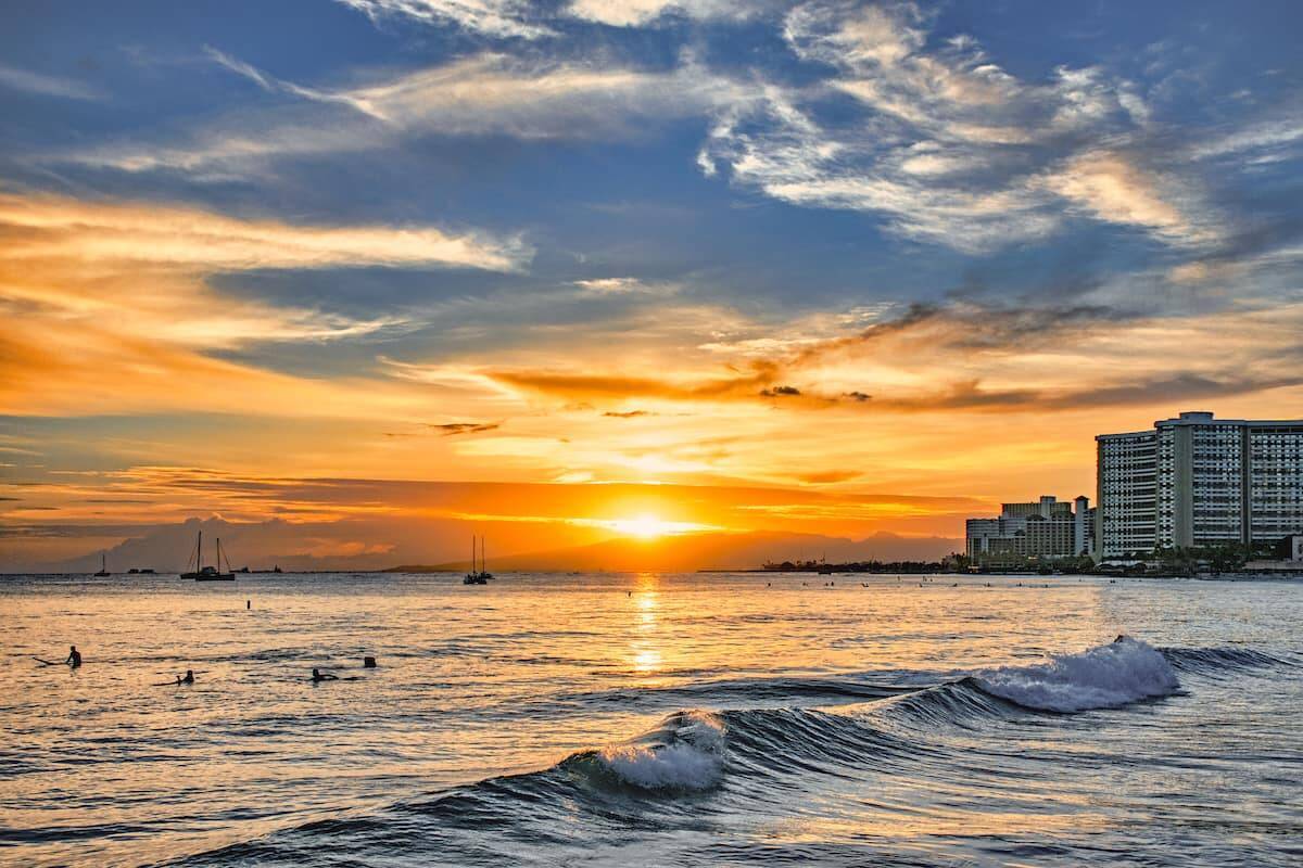 【最新リゾートウエディング事情】海に浮かぶ絶景！ハワイ「ザ・テラス バイ・ザ・シー」の魅力とは？新作ドレスも発表