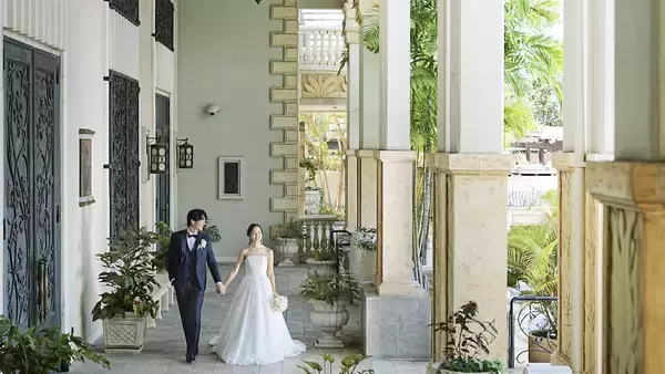 「【最新リゾートウエディング事情】海に浮かぶ絶景！ハワイ「ザ・テラス バイ・ザ・シー」の魅力とは？新作ドレスも発表」の画像