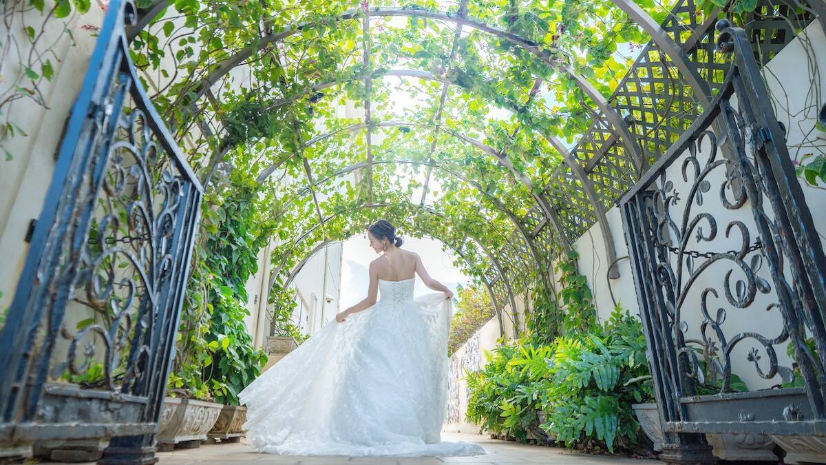 【最新リゾートウエディング事情】海に浮かぶ絶景！ハワイ「ザ・テラス バイ・ザ・シー」の魅力とは？新作ドレスも発表