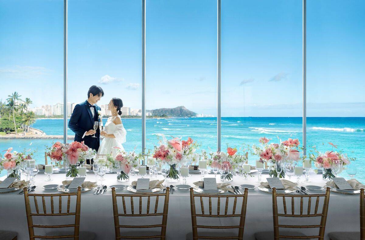 【最新リゾートウエディング事情】海に浮かぶ絶景！ハワイ「ザ・テラス バイ・ザ・シー」の魅力とは？新作ドレスも発表