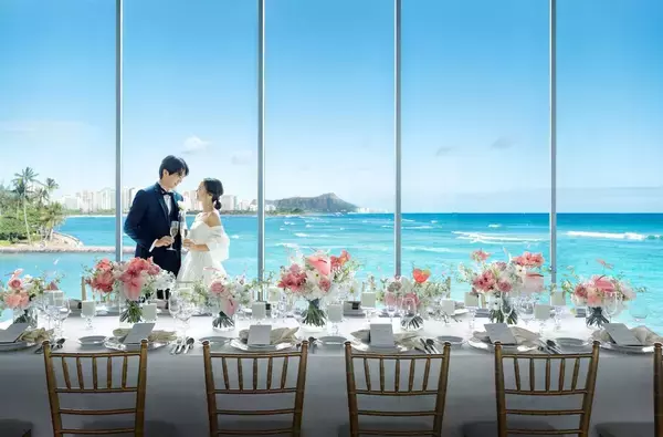 「【最新リゾートウエディング事情】海に浮かぶ絶景！ハワイ「ザ・テラス バイ・ザ・シー」の魅力とは？新作ドレスも発表」の画像