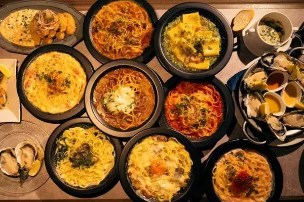 「看板メニューの牡蠣料理がパワーアップ！西新宿「魚介イタリアン&チーズUMIバル」リニューアルオープン」の画像