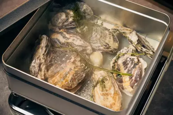 「看板メニューの牡蠣料理がパワーアップ！西新宿「魚介イタリアン&チーズUMIバル」リニューアルオープン」の画像