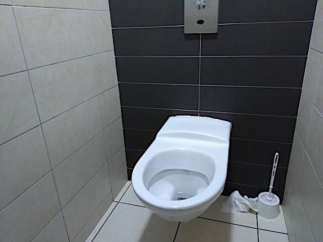 天才か！サービスエリアのトイレで画期的な「忘れ物防止トレイ」に拍手【編集部ブログ】