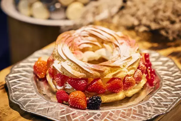 「フレッシュ苺も食べ放題！約15種類のスイーツがそろう「XEX 冬のストロベリーブッフェ」開催」の画像