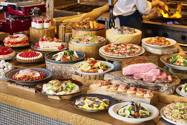 「フレッシュ苺も食べ放題！約15種類のスイーツがそろう「XEX 冬のストロベリーブッフェ」開催」の画像