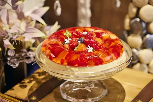 「フレッシュ苺も食べ放題！約15種類のスイーツがそろう「XEX 冬のストロベリーブッフェ」開催」の画像