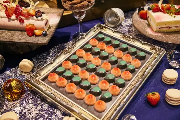 「フレッシュ苺も食べ放題！約15種類のスイーツがそろう「XEX 冬のストロベリーブッフェ」開催」の画像