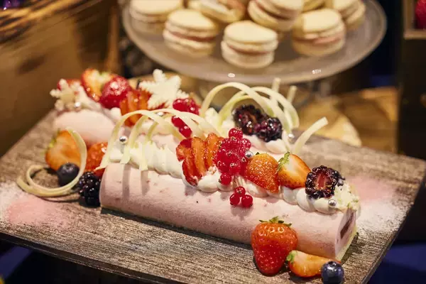 「フレッシュ苺も食べ放題！約15種類のスイーツがそろう「XEX 冬のストロベリーブッフェ」開催」の画像