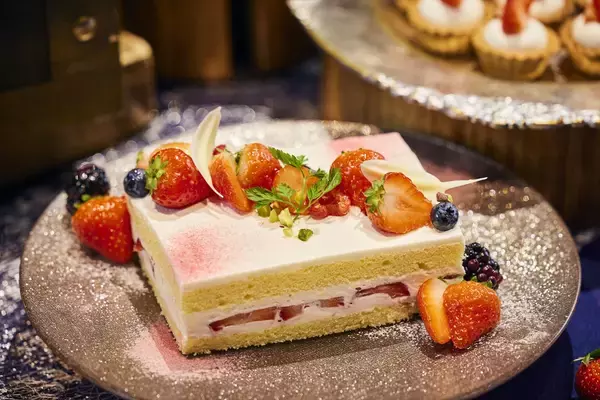 「フレッシュ苺も食べ放題！約15種類のスイーツがそろう「XEX 冬のストロベリーブッフェ」開催」の画像