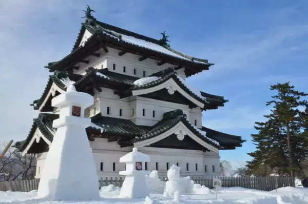 【弘前城雪燈籠まつり】入園無料！ライトアップされた弘前城や雪燈籠・雪像など幻想的な雪景色が楽しめる｜青森県